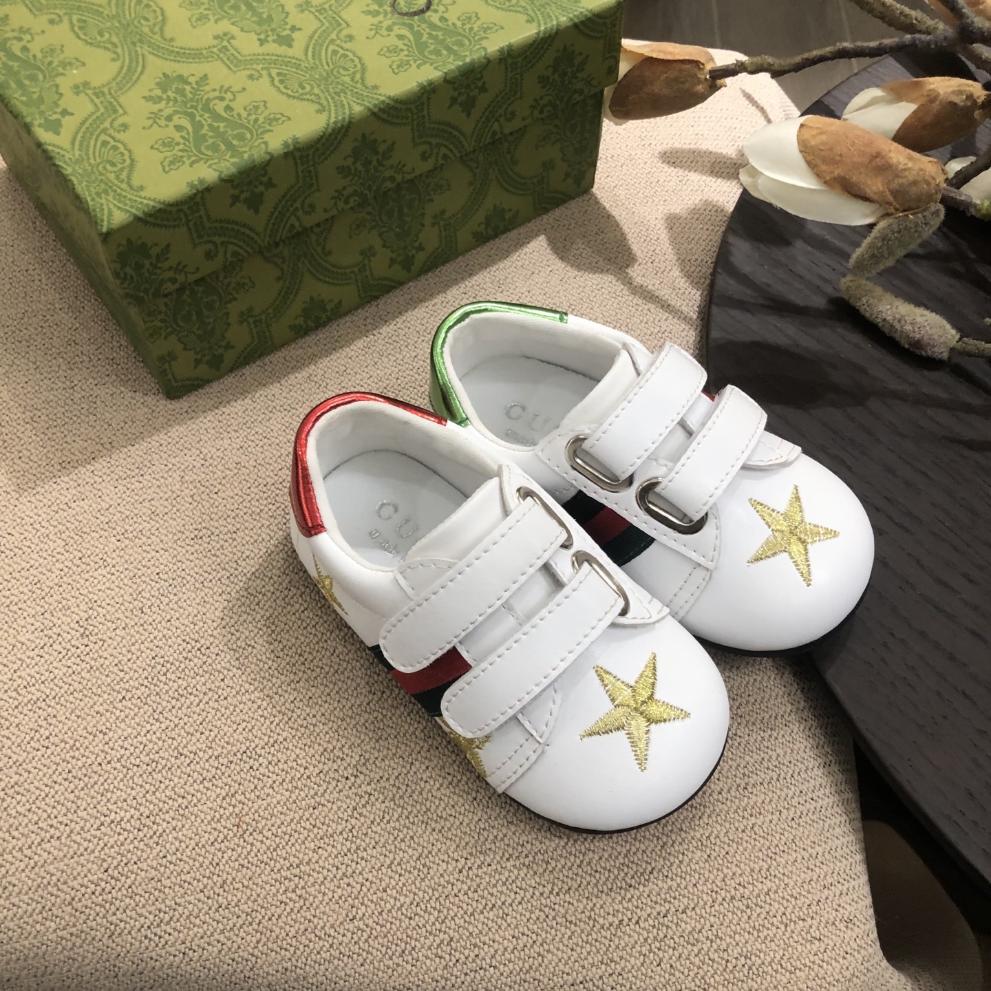 Children's shoes child